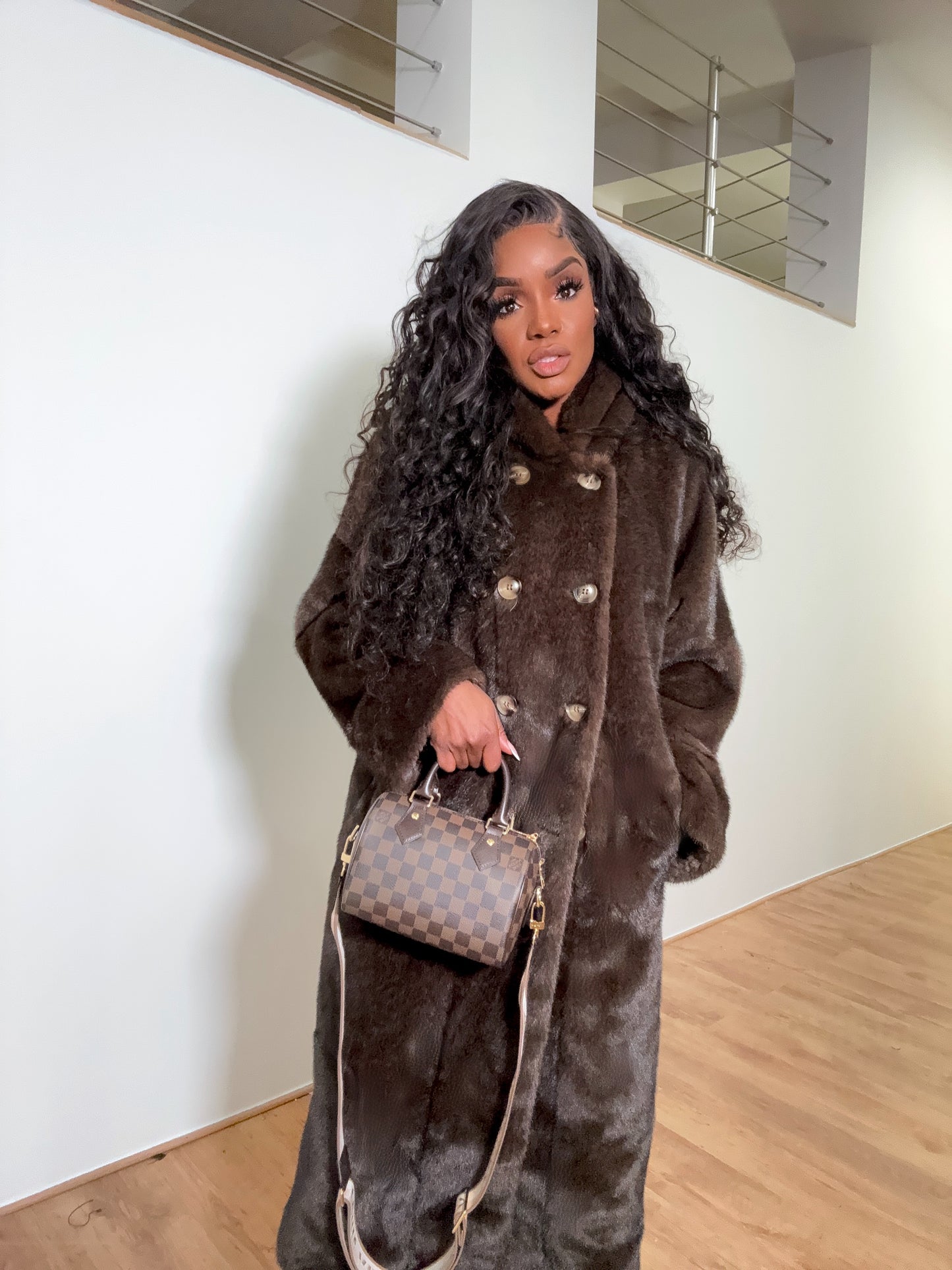 Manteau long en fausse fourrure avec capuche