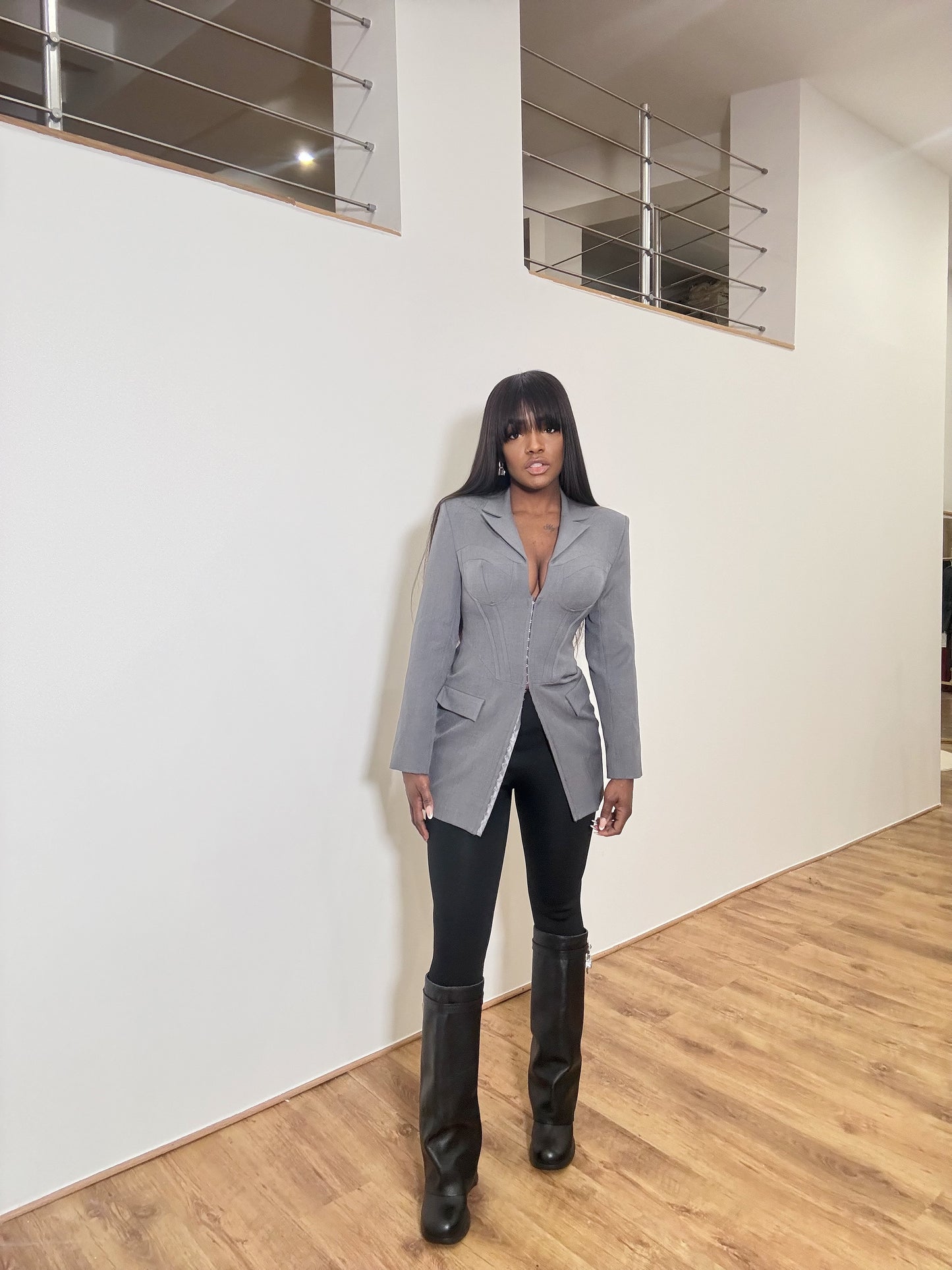 Blazer Cintré Gris à Fermeture Éclair et Détails Modernes