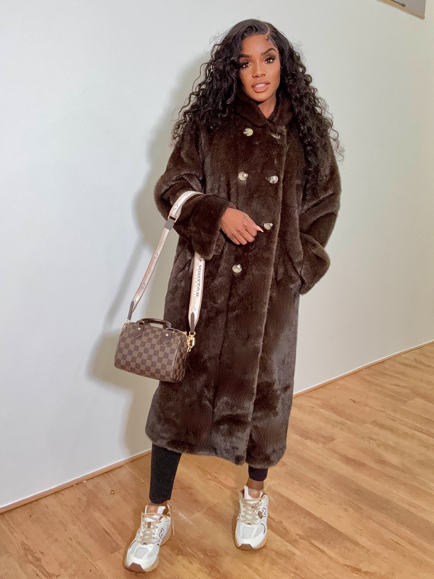Manteau long en fausse fourrure avec capuche
