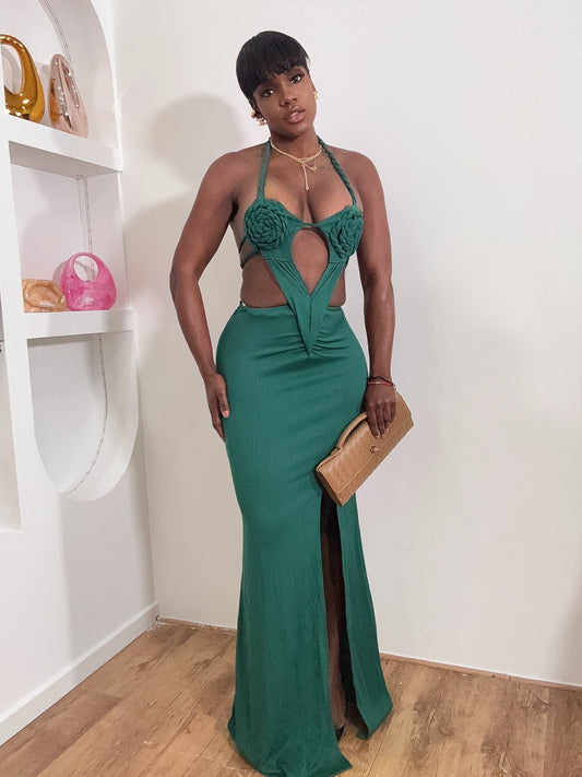Robe Longue Émeraude Sculptante – Détail Fleur & Décolleté Audacieux