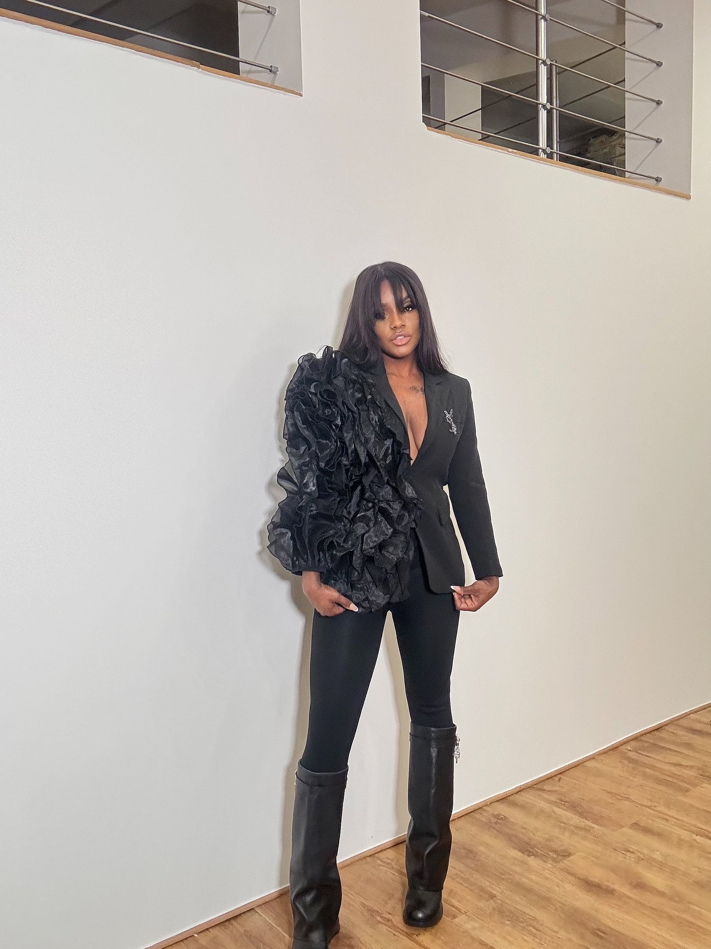Blazer Noir Asymétrique avec Volants Spectaculaires