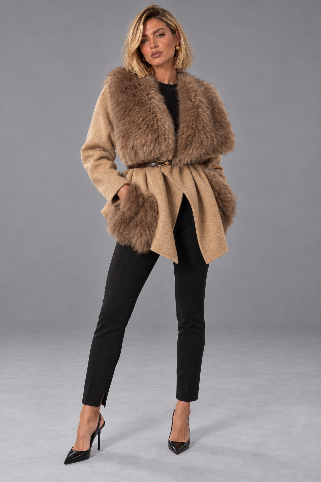 Femme portant un manteau beige ceinturé avec col et poches effet fourrure
