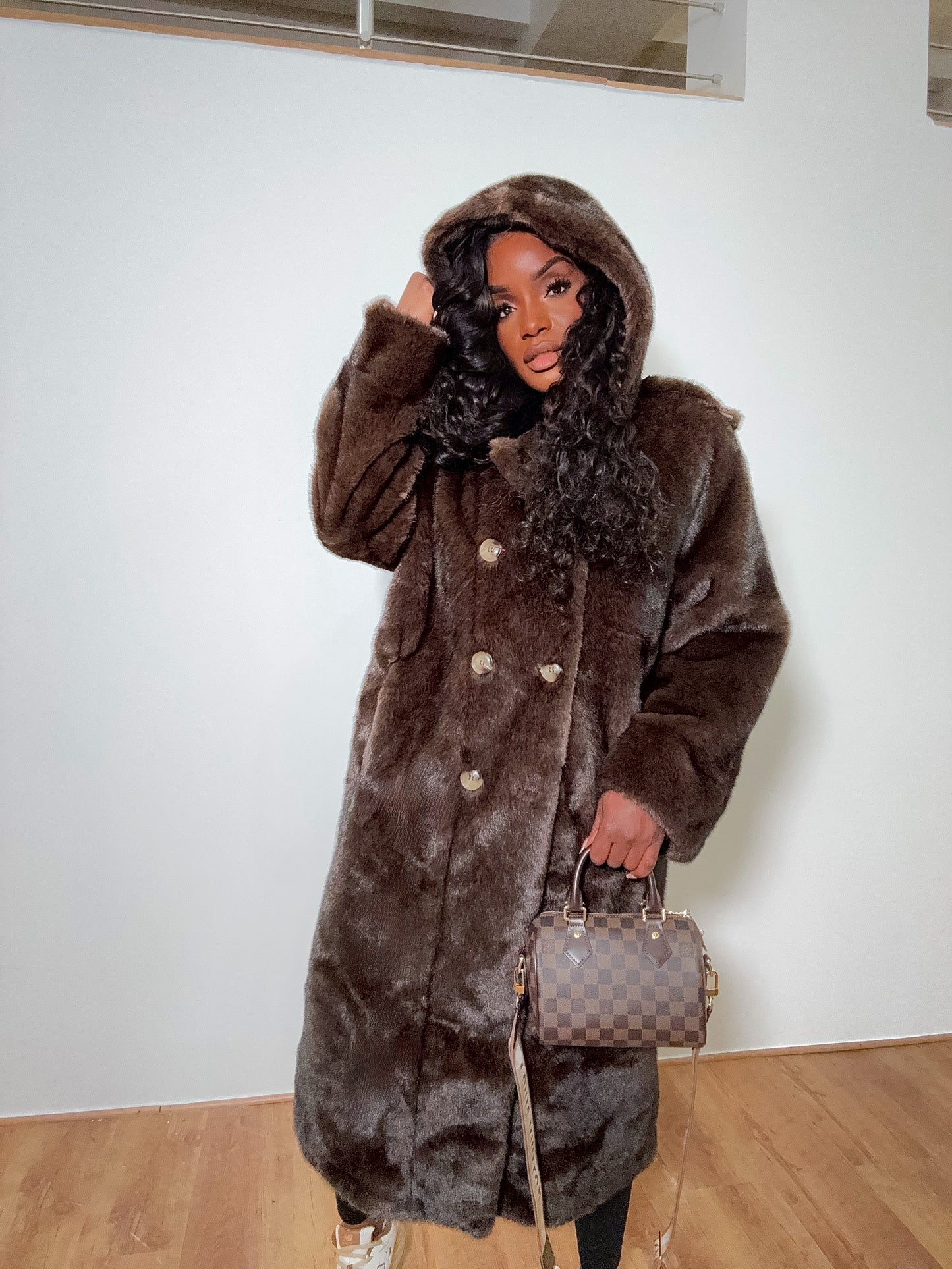 Manteau long en fausse fourrure avec capuche