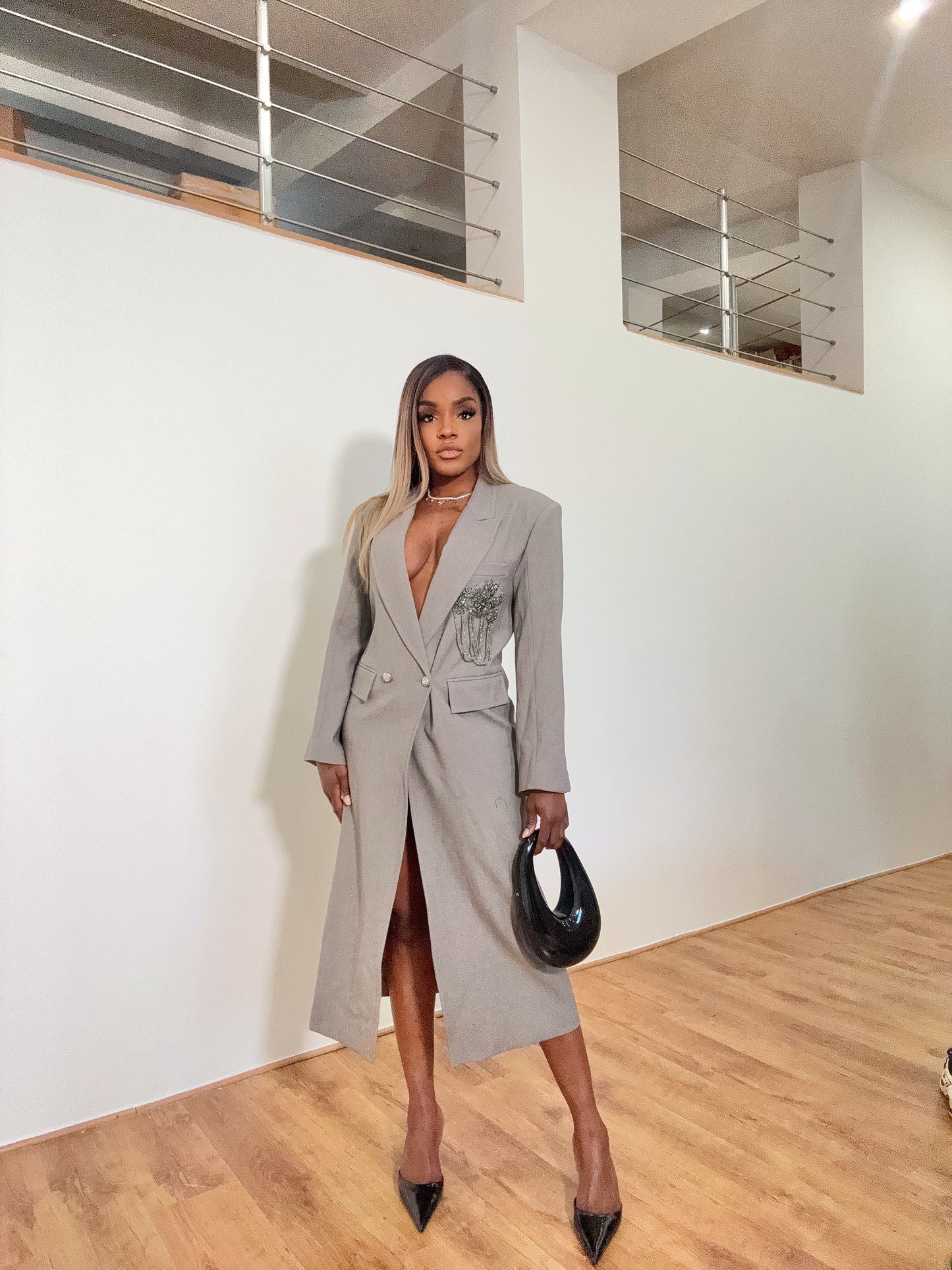 Veste Longue Tailleur – Gris Perle avec Broderie Chaînes
