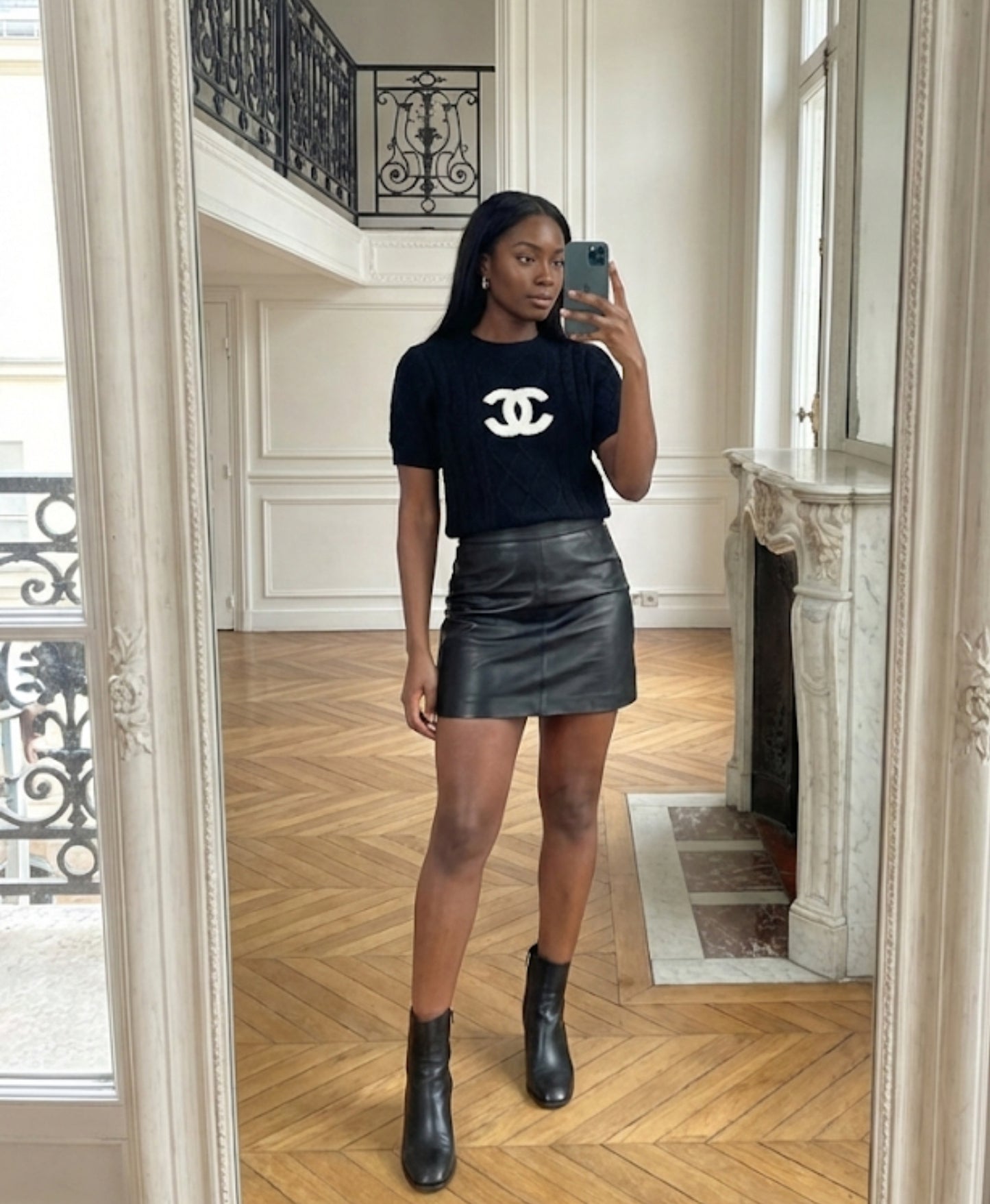 Pull Chanel noir à manches courtes – Iconique & chic