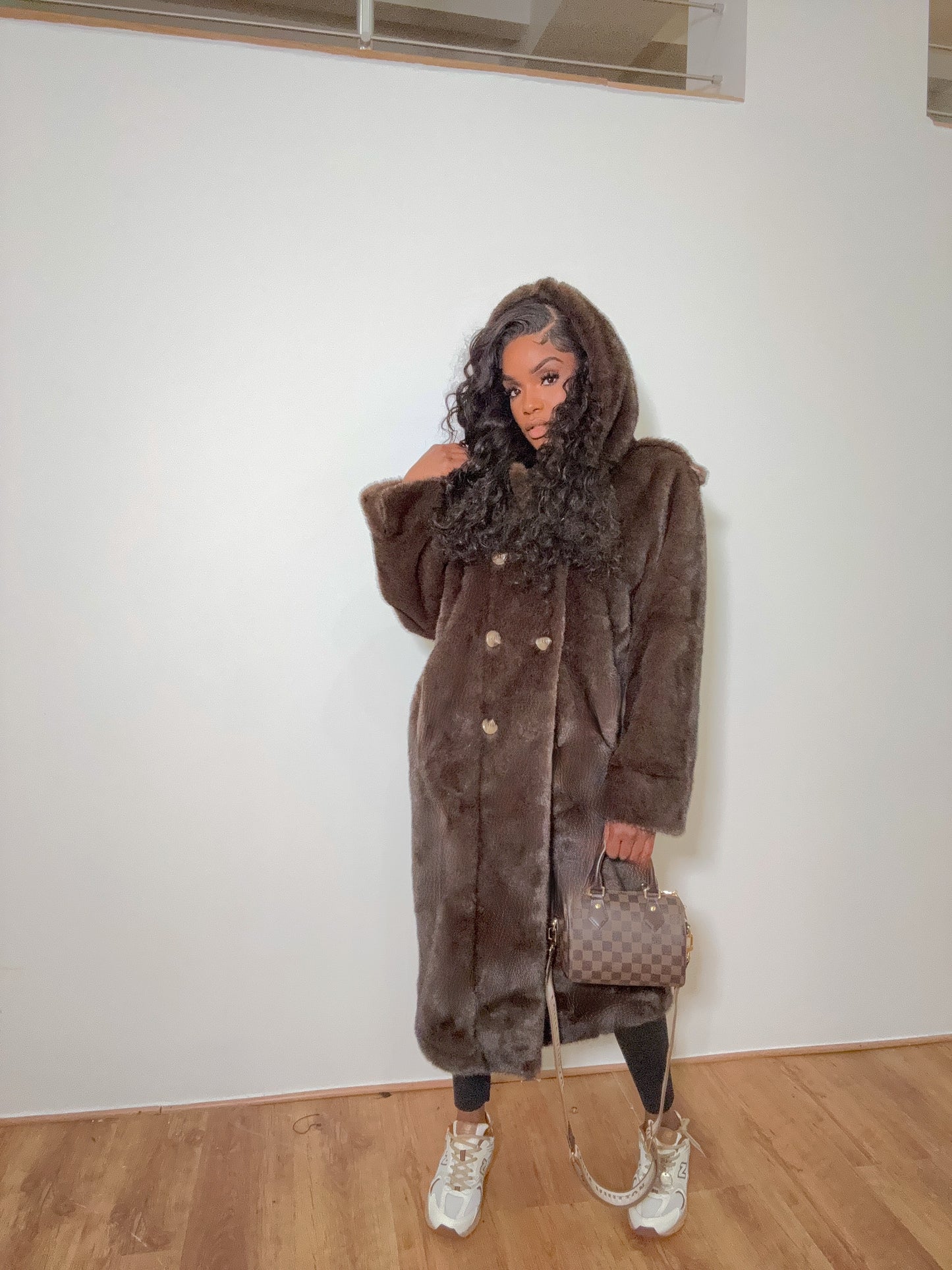 Manteau long en fausse fourrure avec capuche