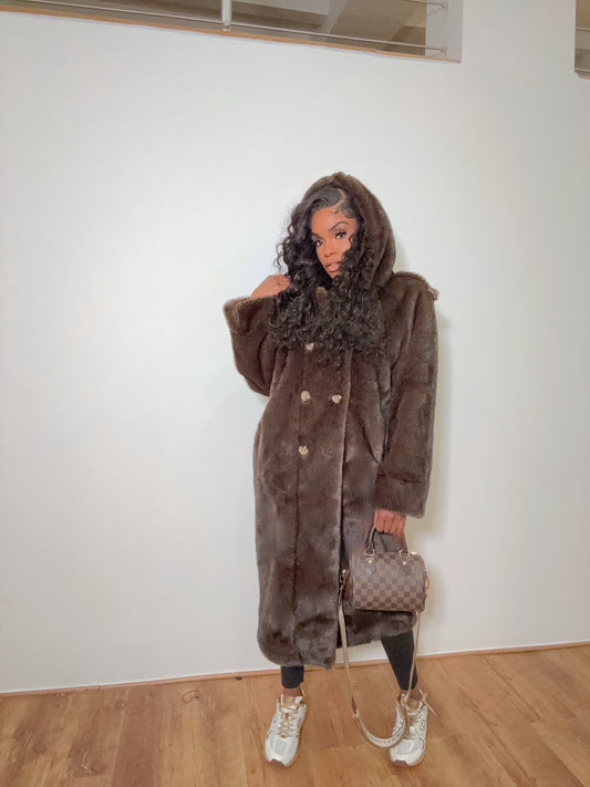 Manteau long en fausse fourrure avec capuche