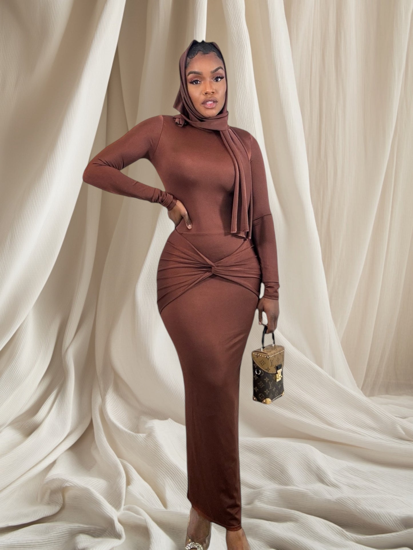 Robe longue moulante marron avec foulard