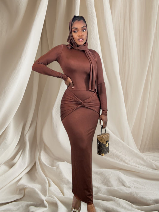 Robe longue moulante marron avec foulard