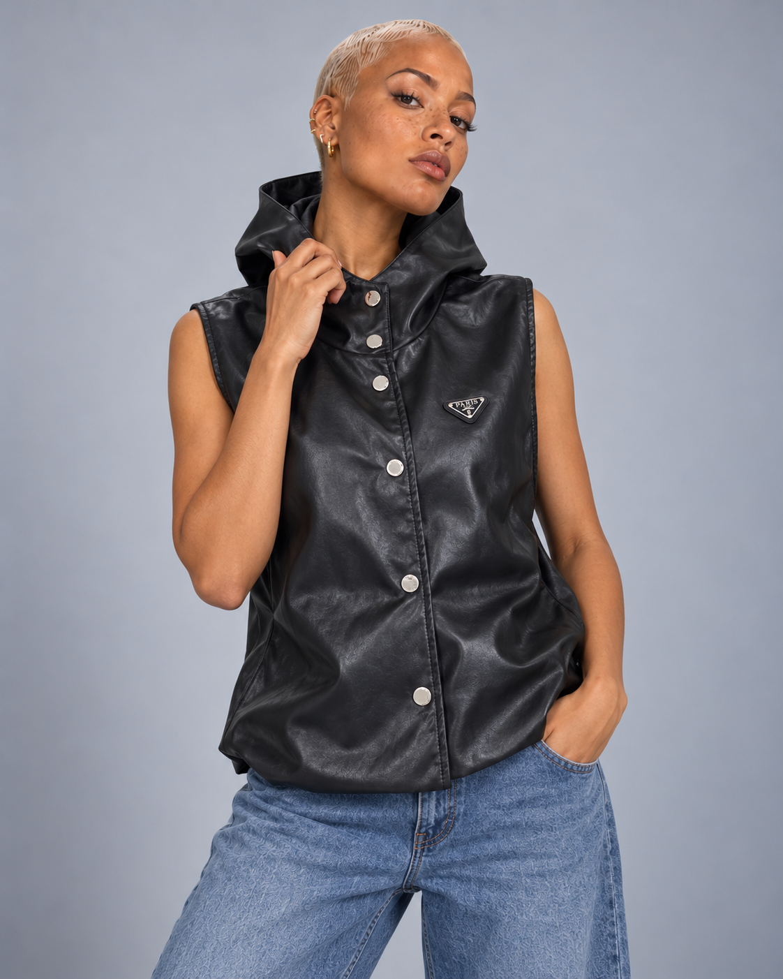 Femme portant un gilet noir sans manches effet cuir avec capuche