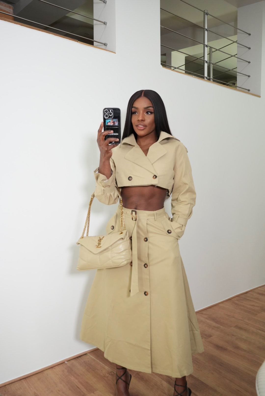 ENSEMBLE TRENCH CROPPED – ÉLÉGANCE & AUDACE