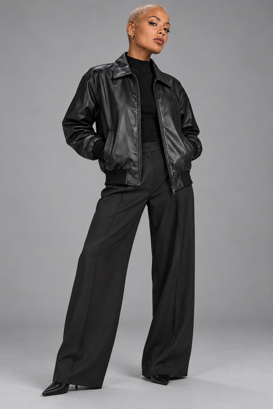 Bomber oversize noir effet cuir porté