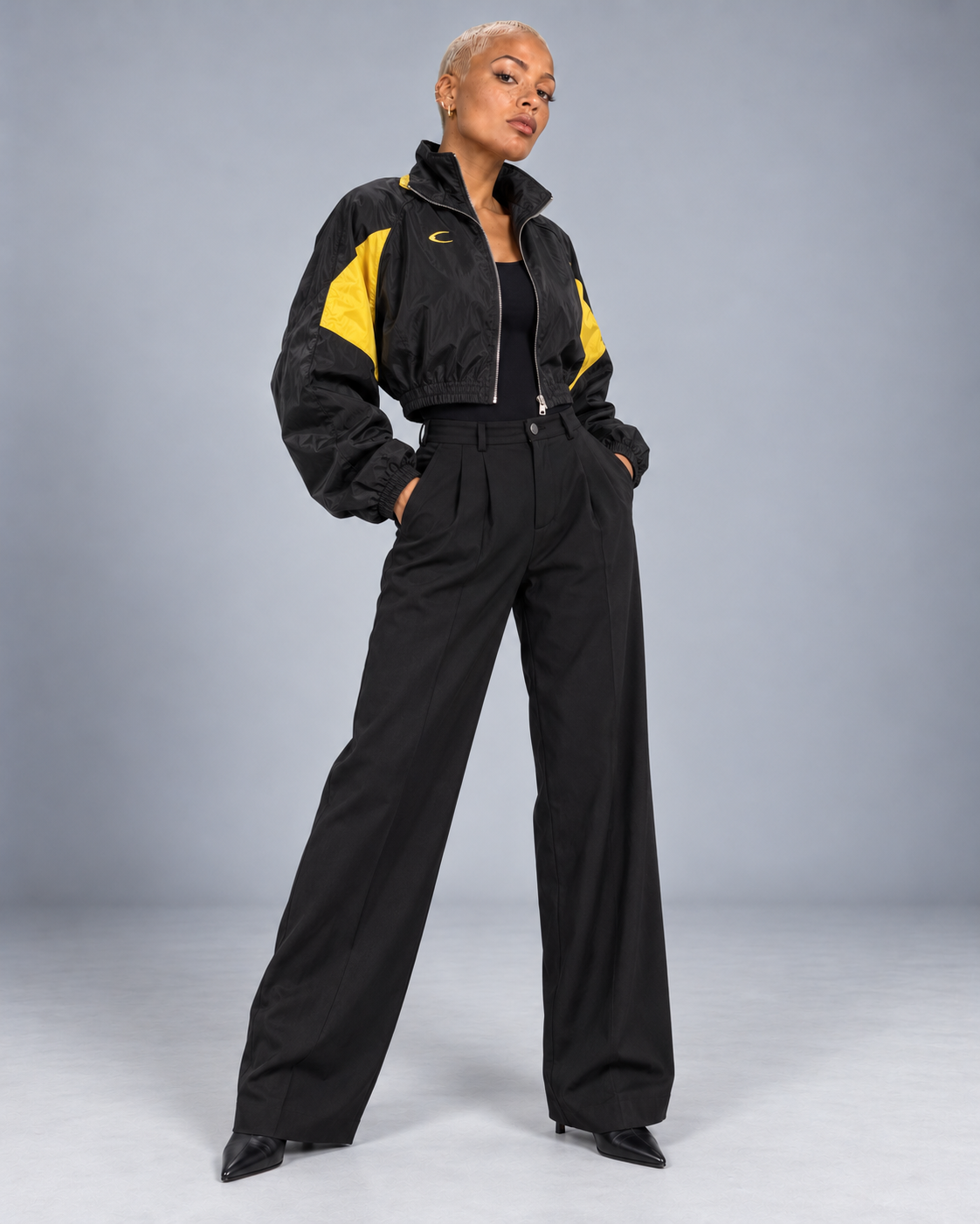 Femme portant une veste courte noire à empiècements jaunes