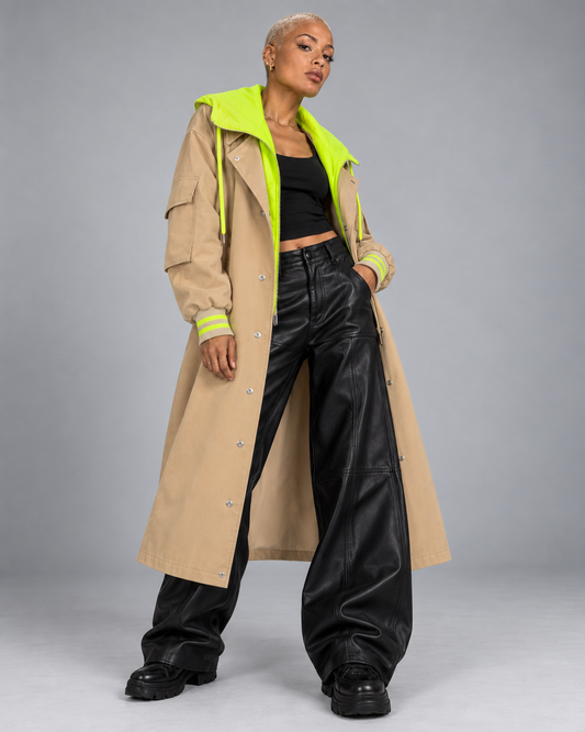 Trench long beige à capuche jaune fluo