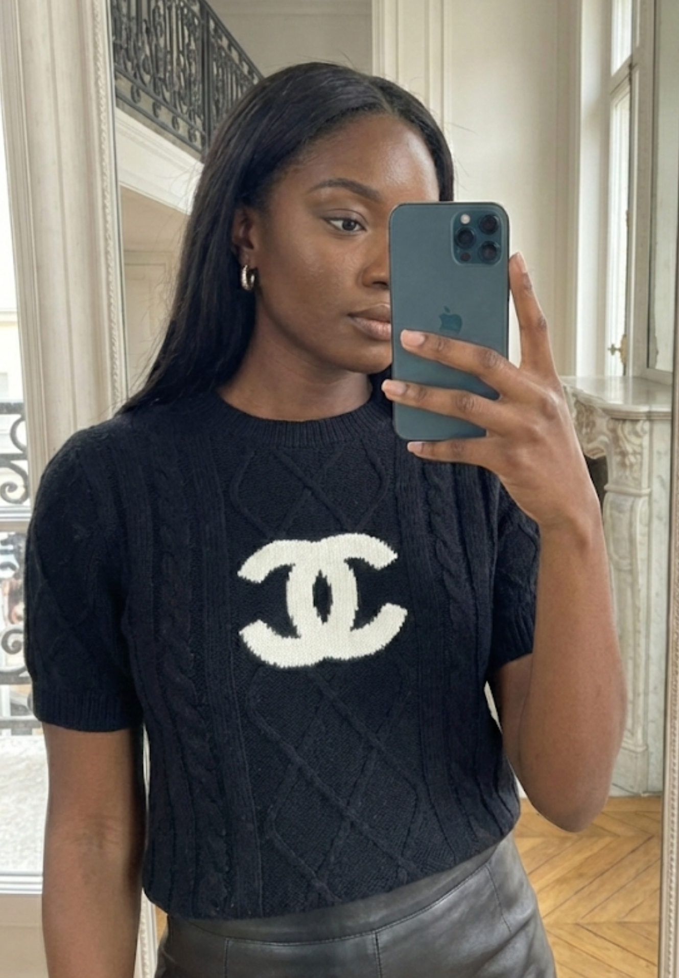 Pull Chanel noir à manches courtes – Iconique & chic