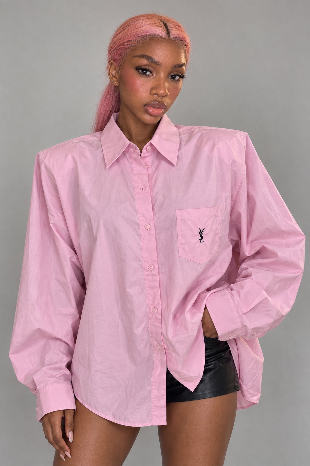 Chemise oversize custom rose – vue debout