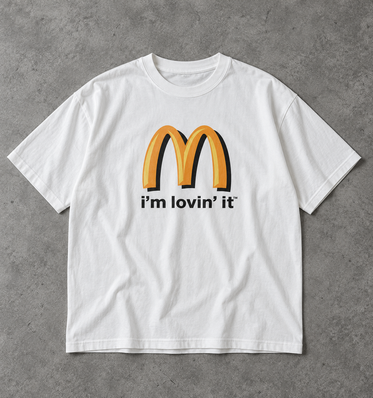 Femme portant le t-shirt graphique oversize blanc