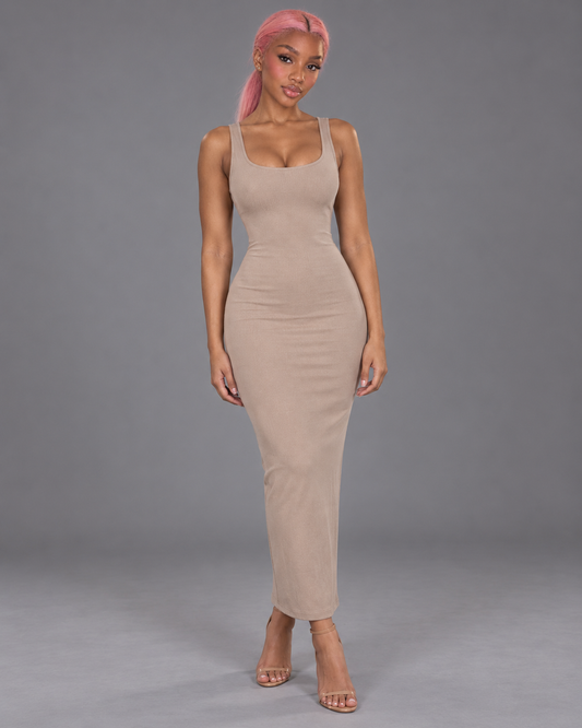 Robe longue sculptante noire dos nu vue de dos