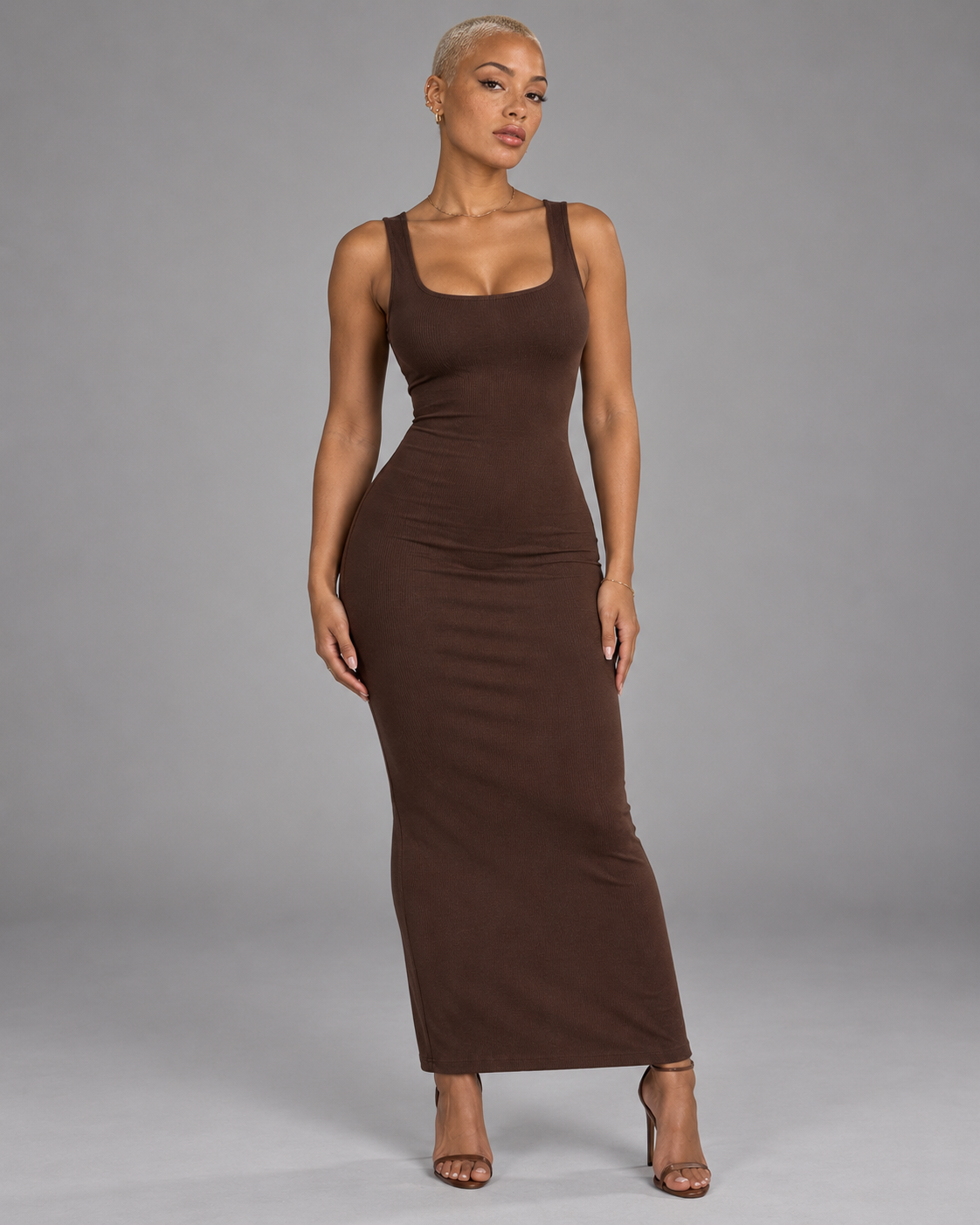 Robe longue sculptante chocolat dos nu vue de dos