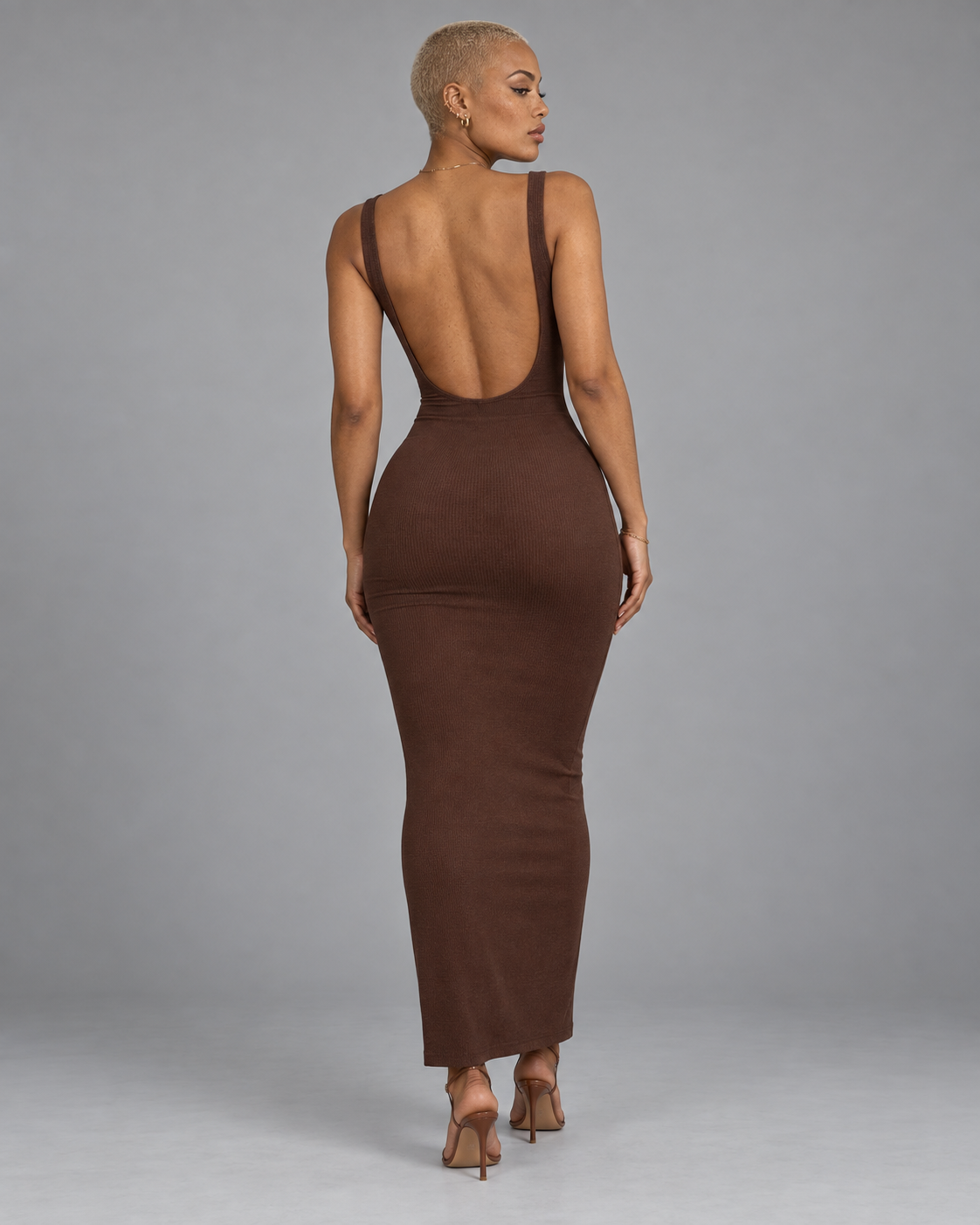 Robe longue sculptante chocolat vue de face