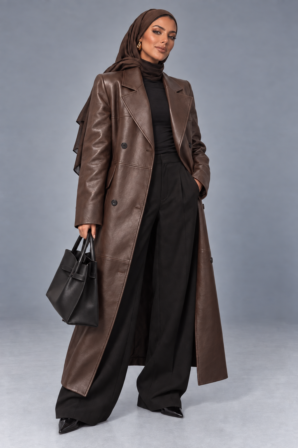 Veste longue marron effet cuir portée