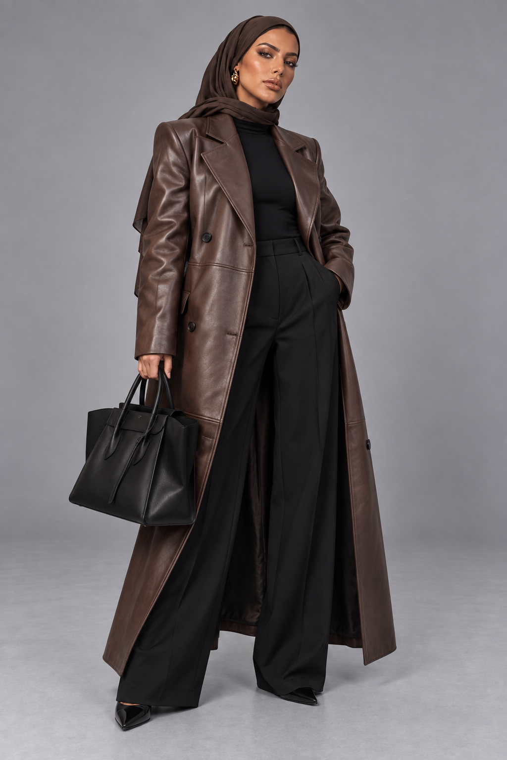 Détail de la veste longue marron effet cuir
