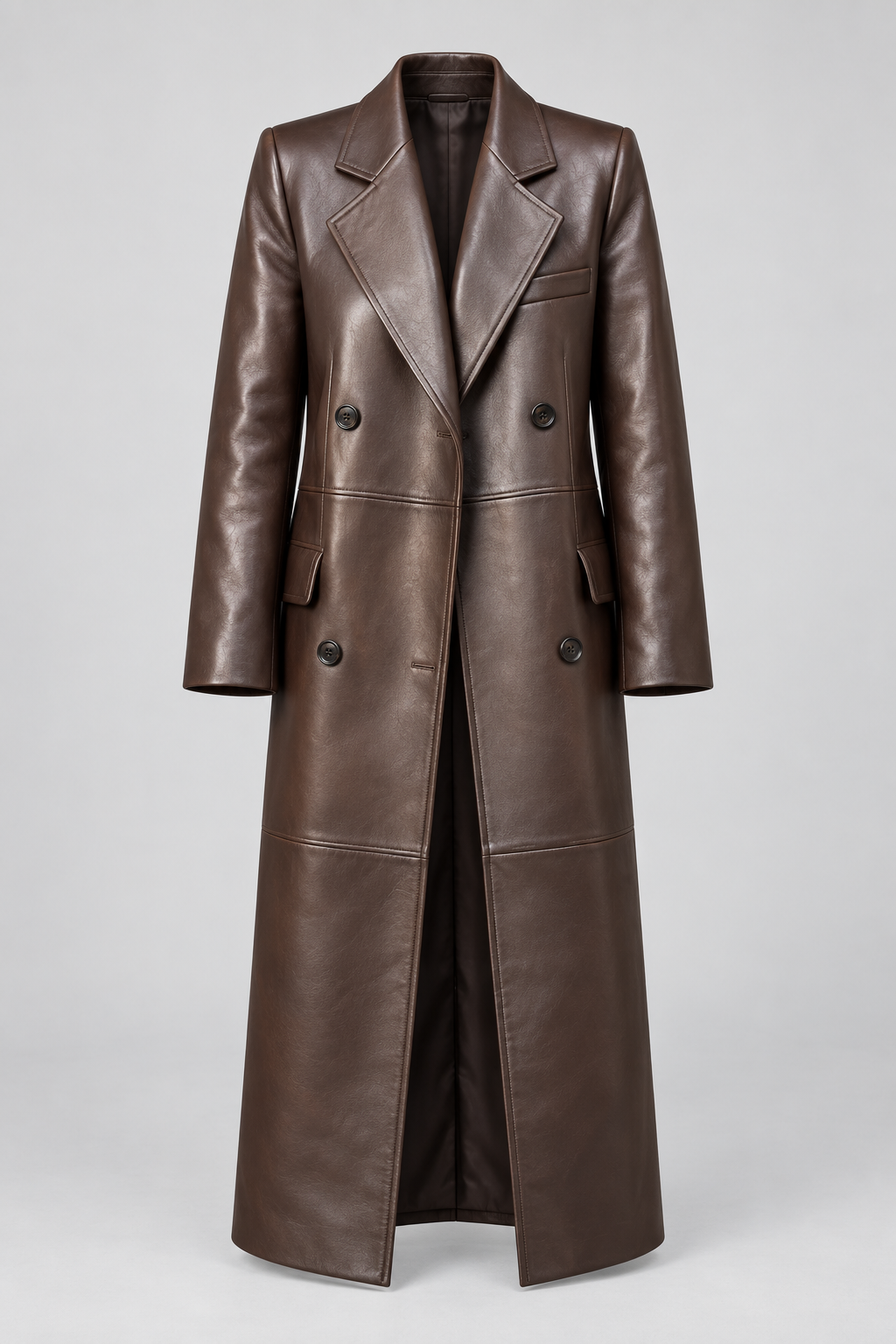 Veste longue marron effet cuir présentée seule