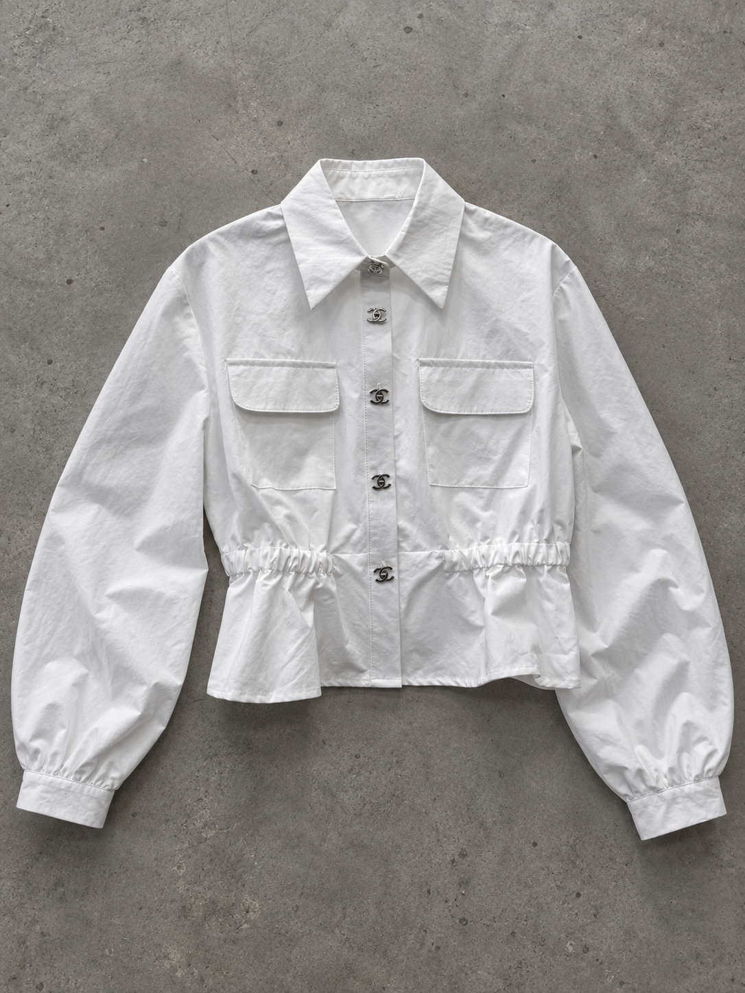 Chemise custom blanche peplum – look complet avec jean