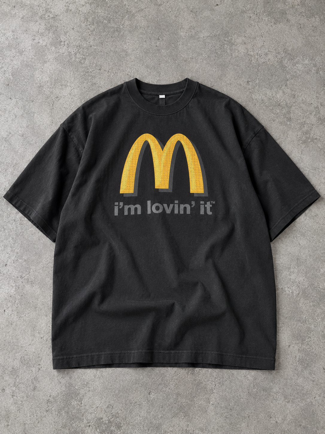 Femme portant le t-shirt graphique oversize noir