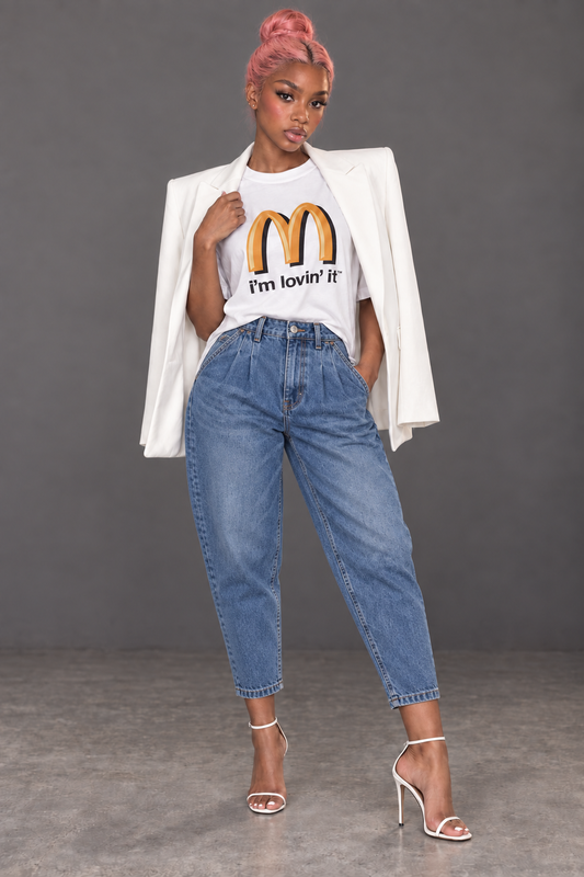 Vue en pied du t-shirt graphique oversize blanc